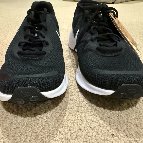 BNIB - Nike Revolution 7 Mens Size 11 Black & White main image 6